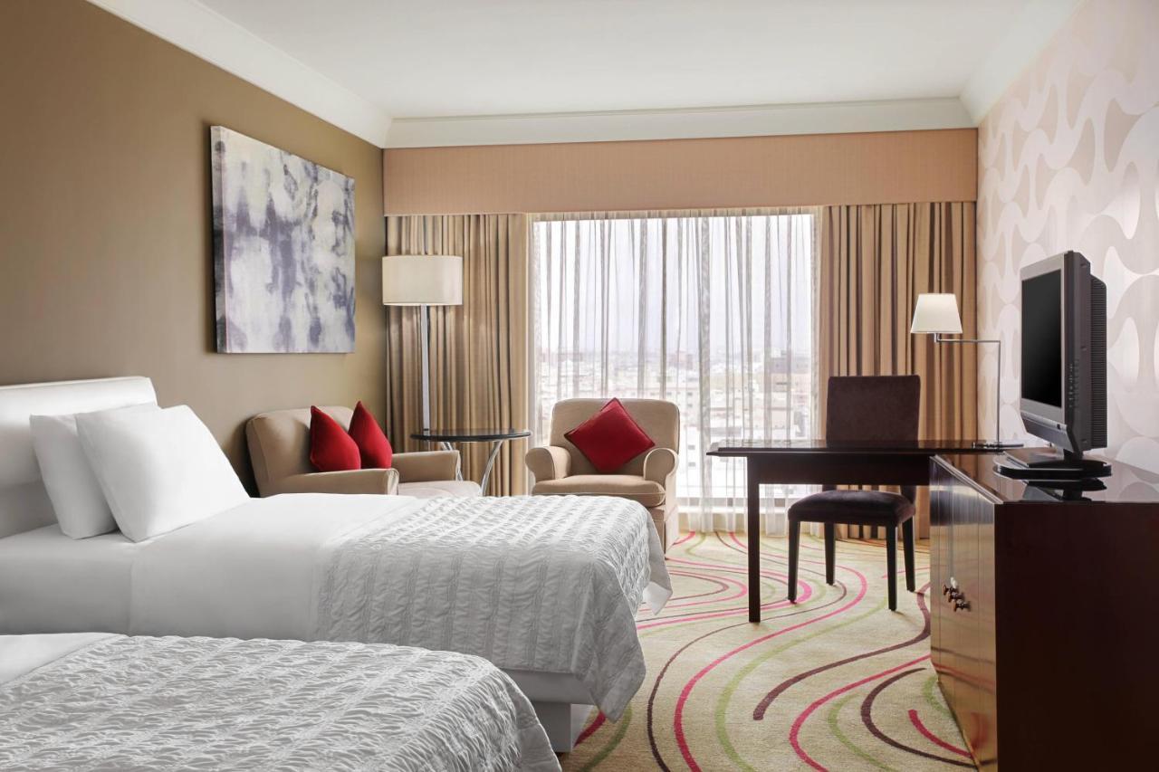 Le Meridien Τζέντα Εξωτερικό φωτογραφία A guest room at the Sheraton Jumeirah Hotel