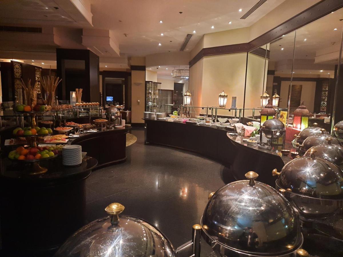 Le Meridien Τζέντα Εξωτερικό φωτογραφία The buffet at the hotel